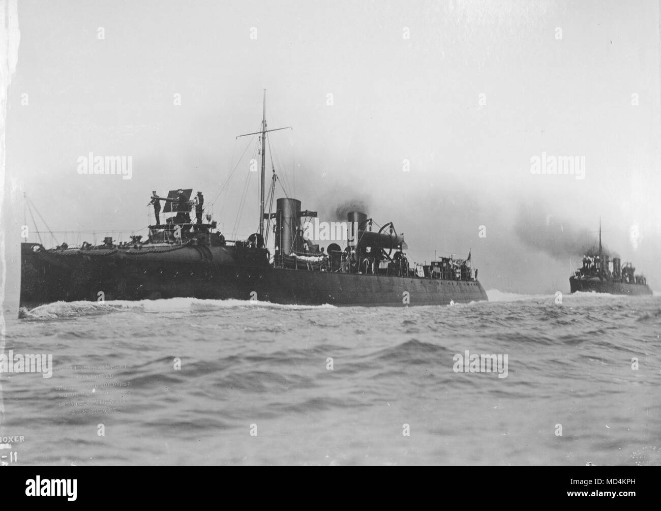 AJAXNETPHOTO. 1894. In MARE NELLE ACQUE DEL REGNO UNITO. - Alta velocità cacciatorpediniere - HM. Cacciatorpediniere (L-R) BOXER E BRUISER - costruito da J. THORNYCROFT nel 1894. Lunghezza 200 PIEDI, lo spostamento di 240 tonnellate. 29.25 Velocità nodi. Visto qui su prove in mare. Foto:VT raccolta/AJAXNETPHOTO REF:AVL/HMD BOXER BRUISER VT 1 11 Foto Stock