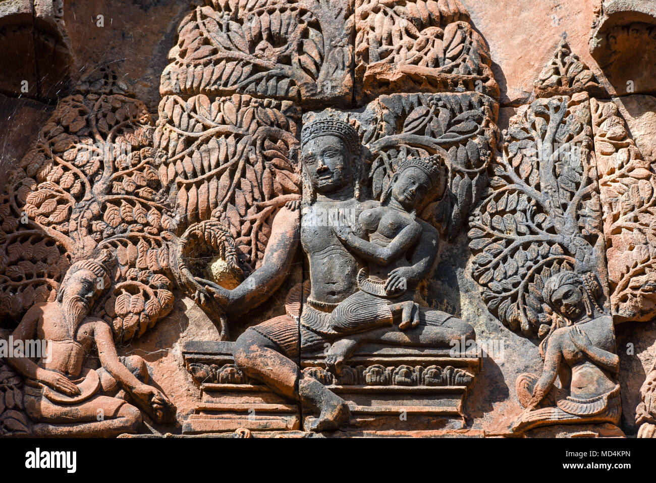 Il Banteay Srei temple close-up di carving, situato nella zona di Angkor in Cambogia Foto Stock