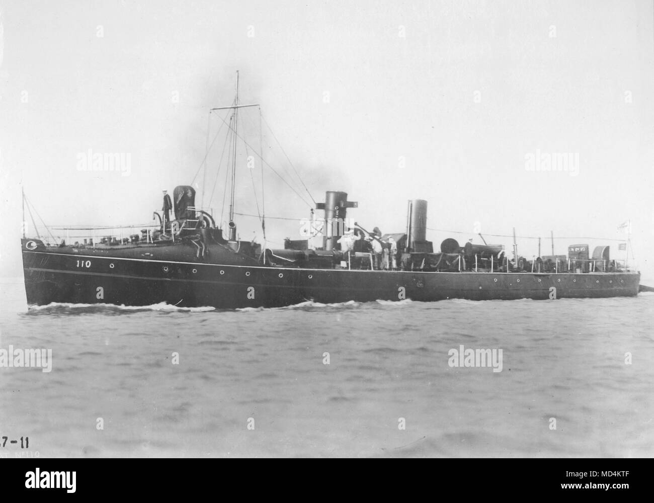AJAXNETPHOTO. 1901. In mare, REGNO UNITO LE ACQUE TERRITORIALI. - Prima classe TORPEDINIERA NO.110. - Costruito 1901 DA J. THORNYCROFT nel 1892. Lunghezza 166 PIEDI, lo spostamento di 200 tonnellate. Velocità 25,5 nodi. Foto:VT raccolta/AJAXNETPHOTO REF:AVL/HMTB NR.110 VT237 11 Foto Stock