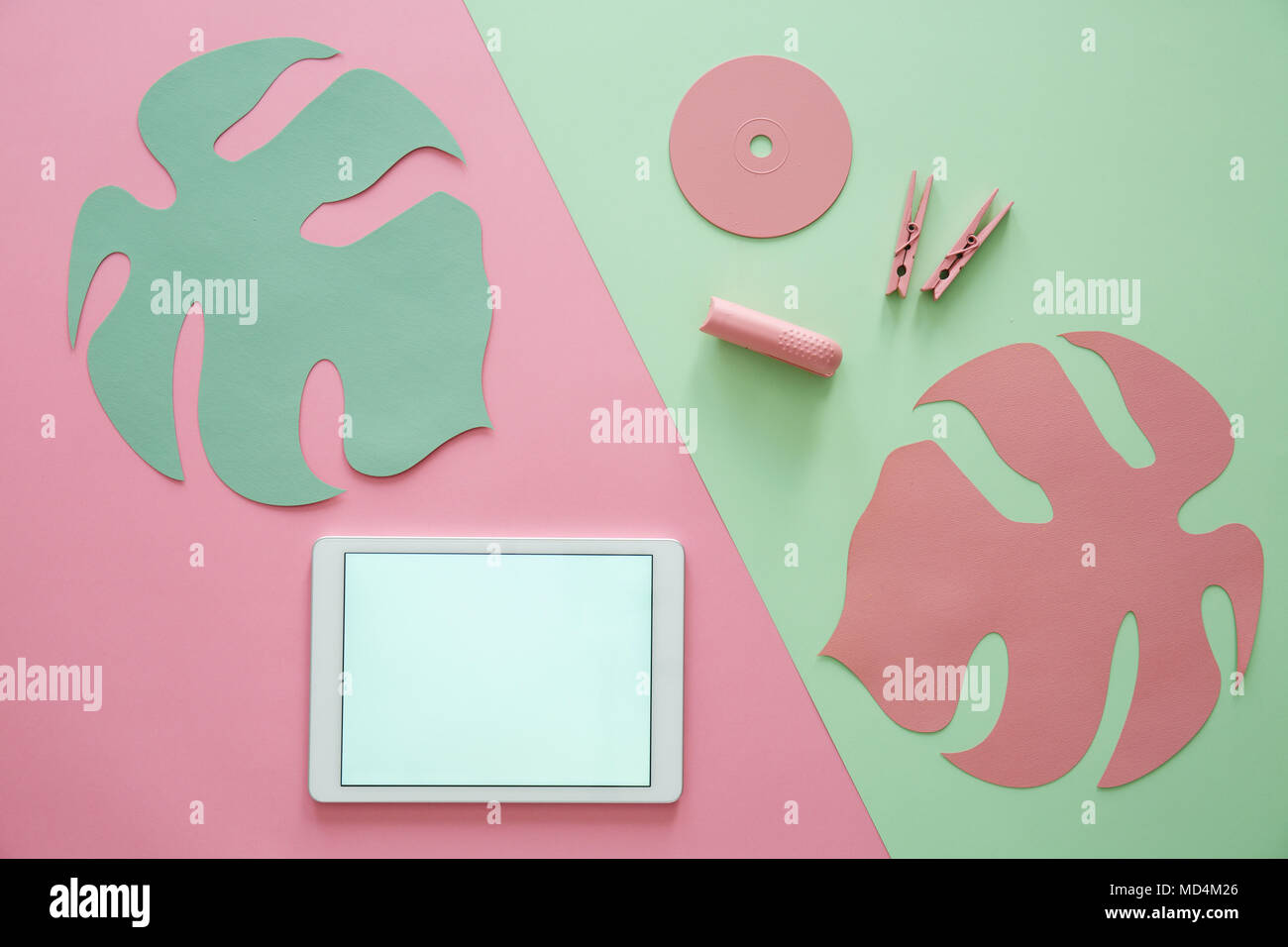 Foglia di rosa su sfondo verde e spazio di copia su un tablet con cornice bianca Foto Stock
