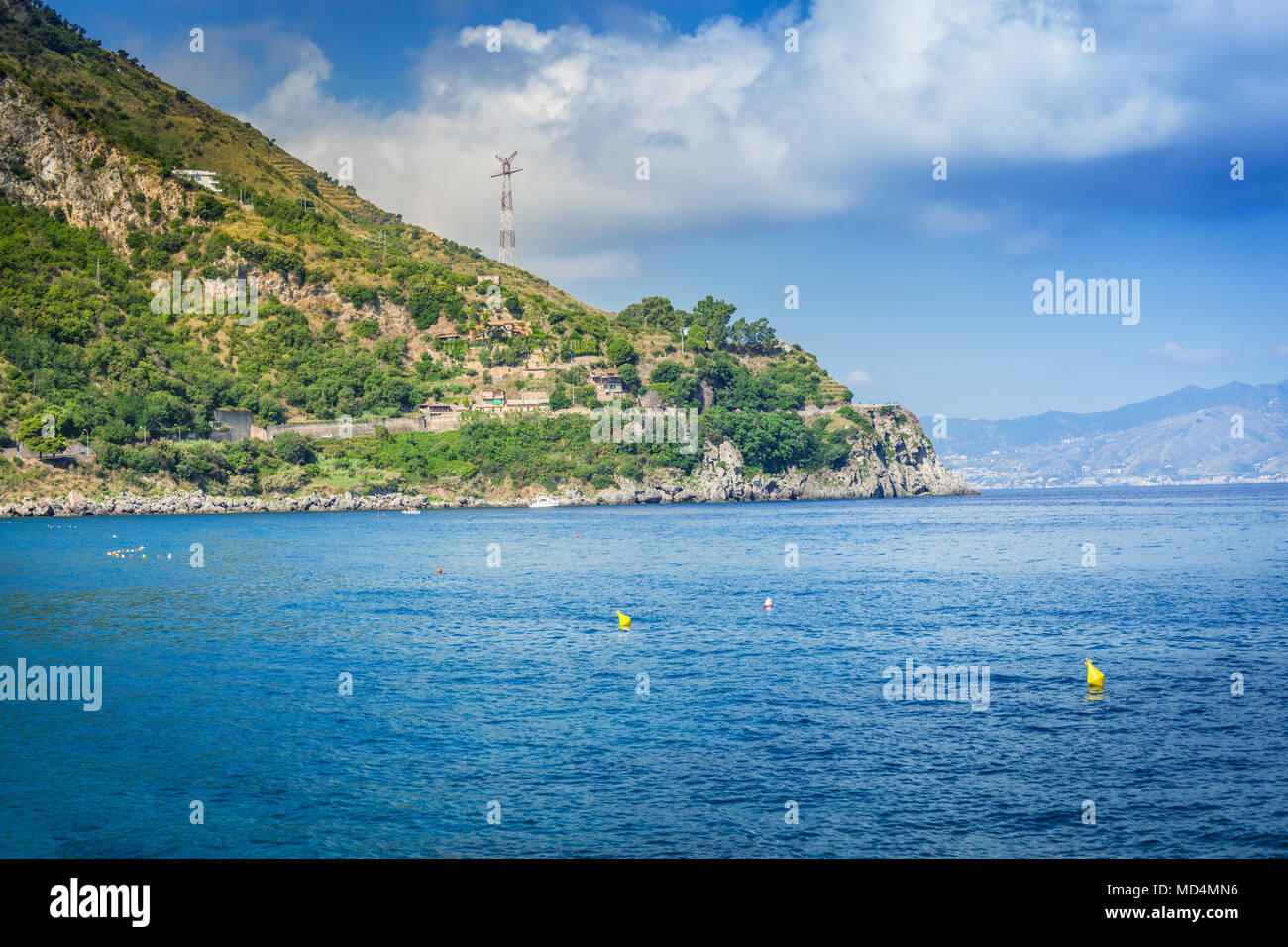 Vista su di una penisola colorati da Scilla Città in Calabria attraverso lo stretto di Messina in Italia Foto Stock