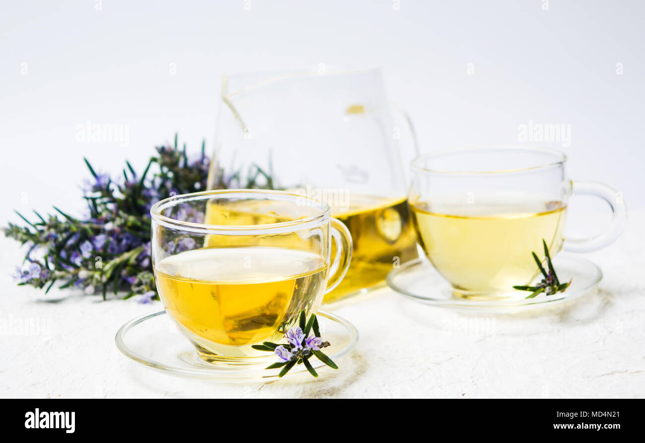 Tè al rosmarino con pianta fresca e blossom vista superiore Foto Stock