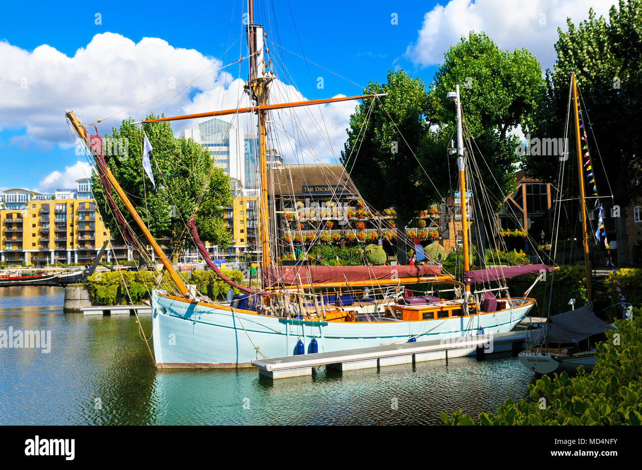 "Willow di Harty' imbarcazione a vela ormeggiata in St Katharine Docks, Tower Hamlets, London, England, Regno Unito Foto Stock