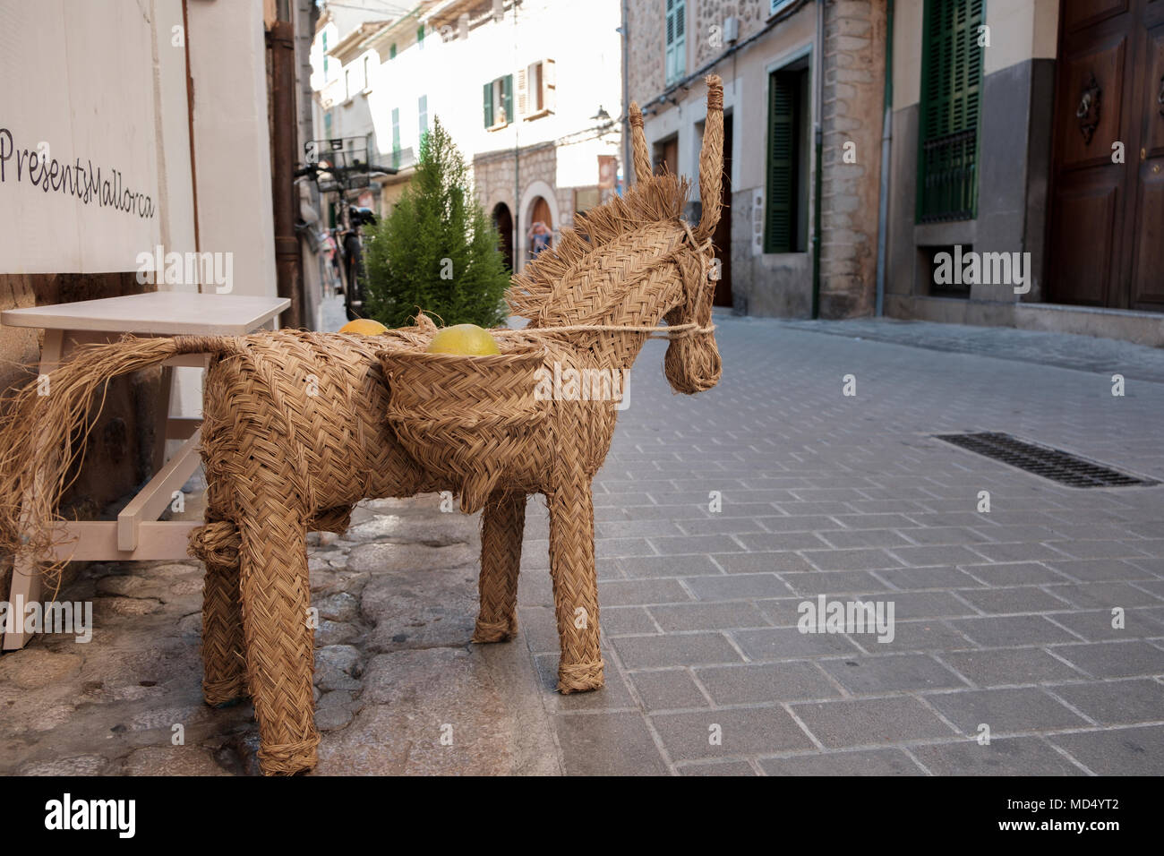 La paglia asino in un vicolo di Soller, Mallorca, Spagna Foto Stock