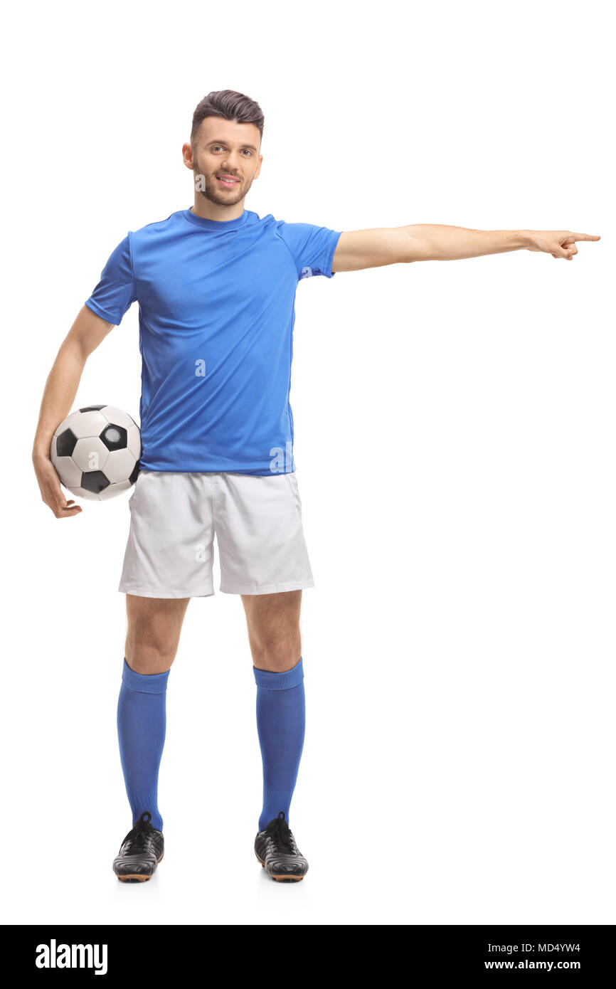 A piena lunghezza Ritratto di un giocatore di calcio tenendo un calcio e puntamento isolati su sfondo bianco Foto Stock