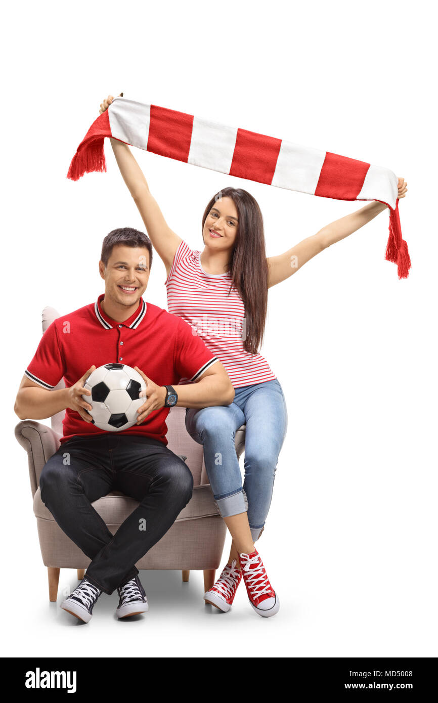 Allegro appassionati di calcio con un campo di calcio e un foulard seduto in poltrona isolati su sfondo bianco Foto Stock