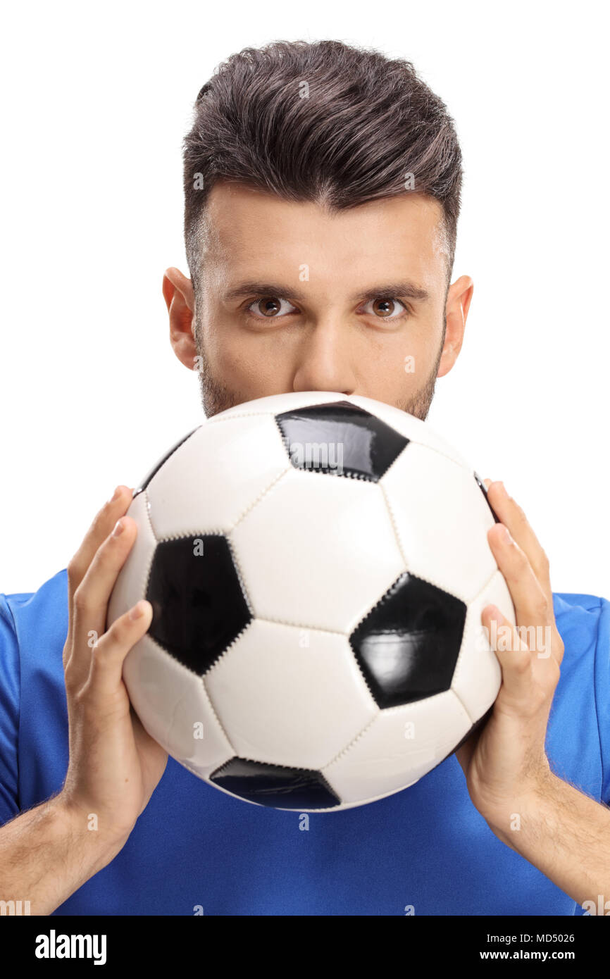 Close-up di un giocatore di calcio baciando un calcio isolati su sfondo bianco Foto Stock