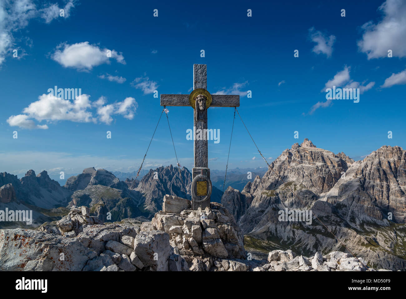 Vertice di croce sul vertice del Paternkofel, Tre Cime di Lavaredo, Tre Cime del Parco Naturale delle Dolomiti, Alto Adige, Italia Foto Stock