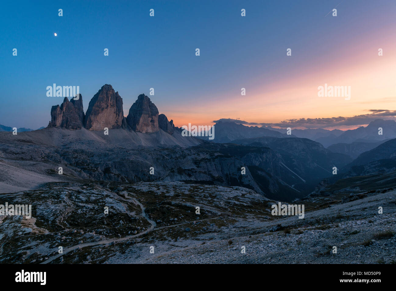 Tre Cime di Lavaredo, vista dal nodo Tobling, Tramonto, Tre Cime del Parco Naturale delle Dolomiti, Alto Adige, Italia Foto Stock