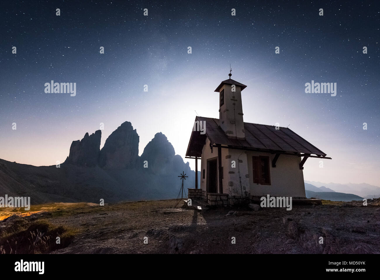 Tre Cime di Lavaredo con cappella di notte, Tre Cime del Parco Naturale delle Dolomiti, Alto Adige, Italia Foto Stock