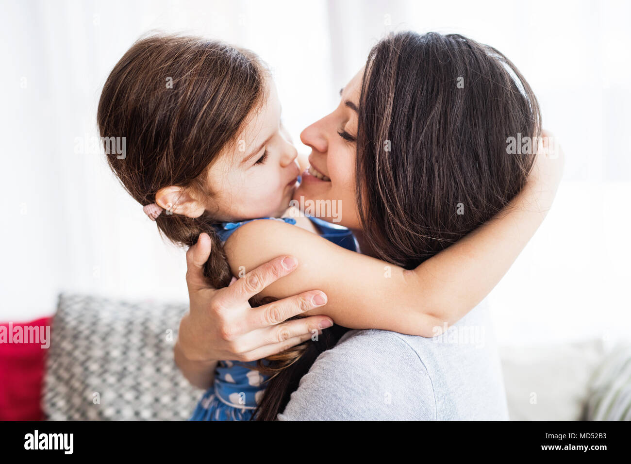 Giovane madre con una piccola ragazza a casa. Foto Stock