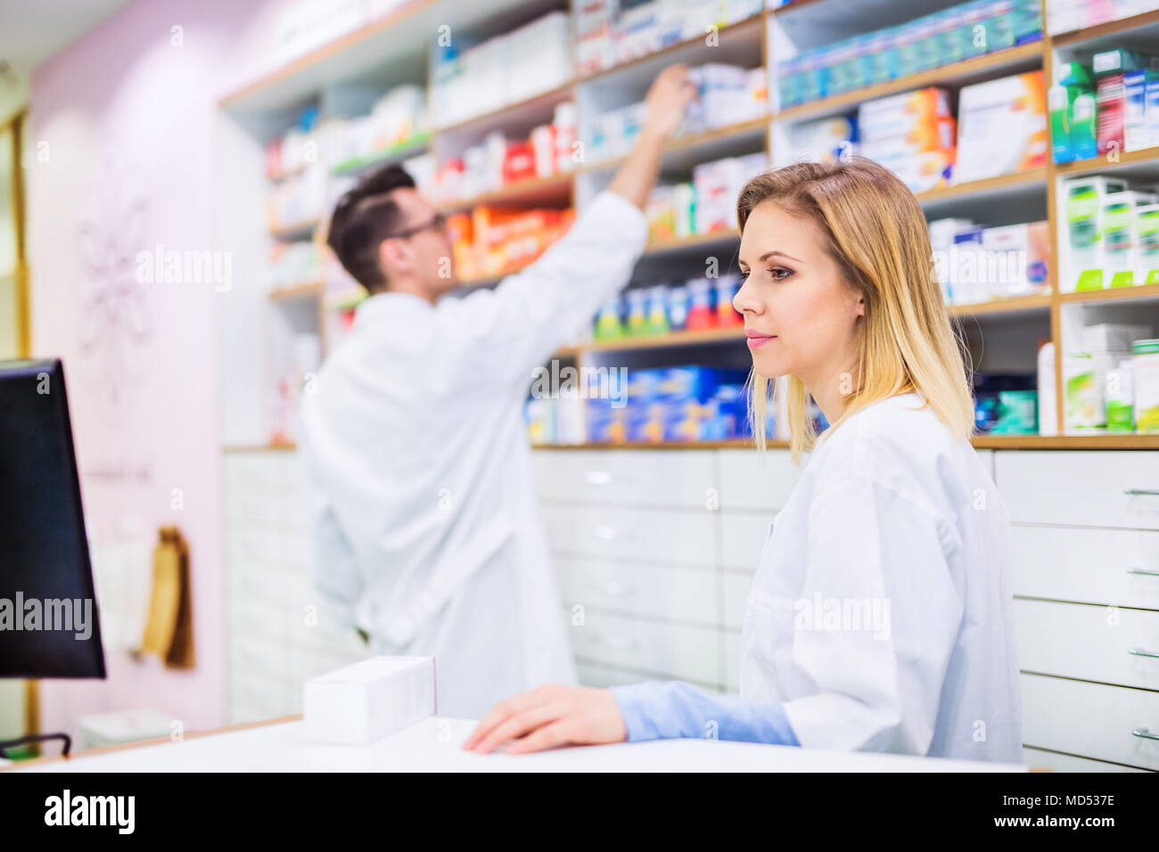 Due farmacisti lavorando in una farmacia. Foto Stock