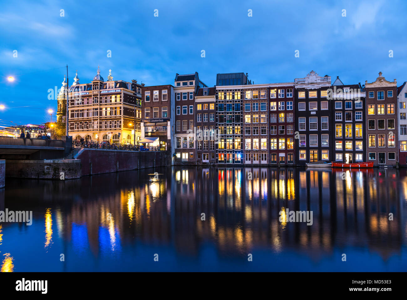 Damrak di notte, Amsterdam, Olanda, Paesi Bassi Foto Stock