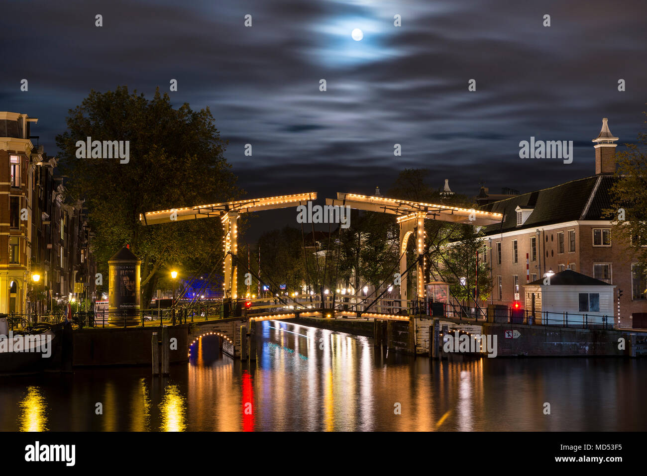 Magere Brug di notte, Amsterdam, Olanda, Paesi Bassi Foto Stock