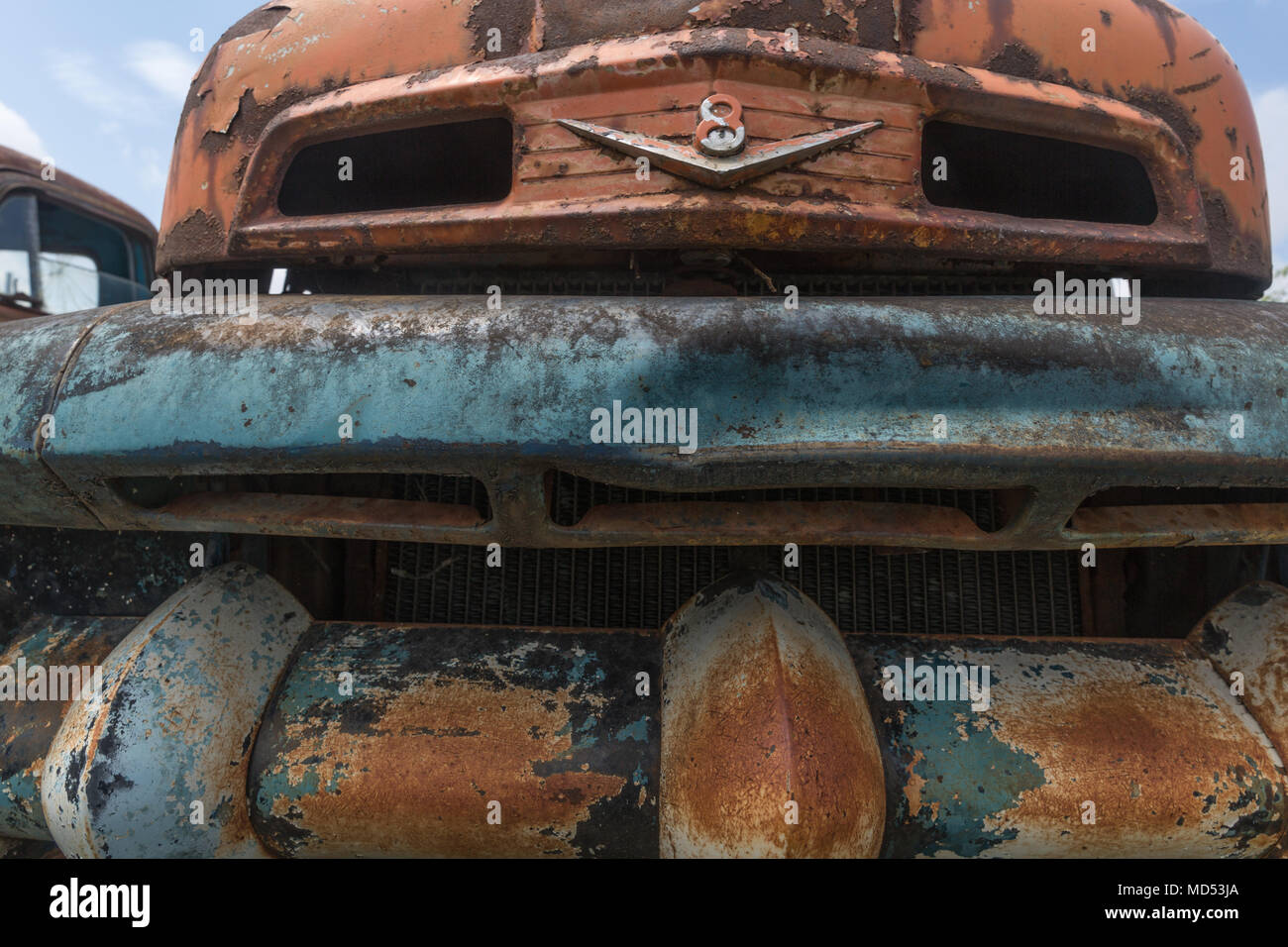 V8 simbolo in CTC Auto Ranch in Denton Texas Foto Stock