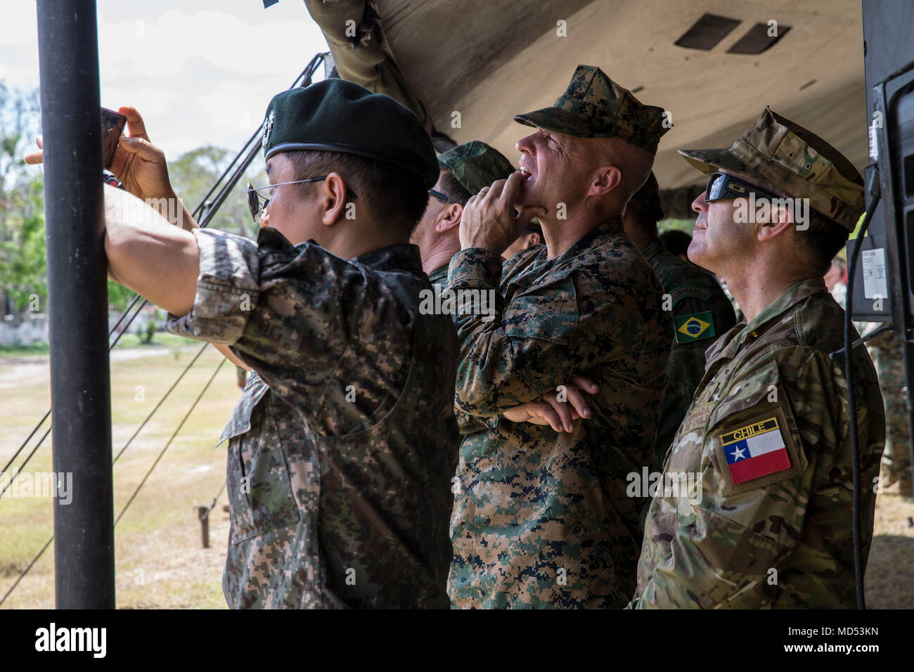 Stati Uniti Comandante delle Forze Marine Sud Il Mag. Gen. David G. Bellon (centro), accanto alla Corea del Sud addetto militare Teniente Coronel Yoon Jo Kim (sinistra), e comandante generale della fanteria di marina del Cile Contralmirante Abrego Pedro Martinez (destra) osservare la formazione dimostrazioni condotte nel Centro de Capacitacion y Adiestramiento Especializado de Infanteria de Marina in Campeche, Messico il 15 marzo 2018. La conferenza costituisce un forum per la regionale e senior di fanteria navale leader in tutto l'Emisfero Occidentale per discutere di interesse in comune per la fornitura di assistenza umanitaria e di soccorso in caso di catastrofe le questioni Foto Stock