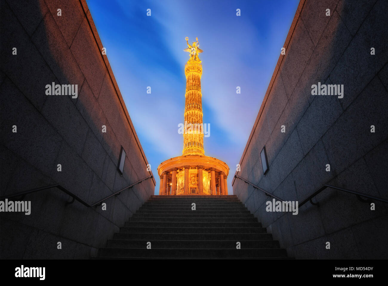 La colonna della vittoria di notte dalla metropolitana albero, Tiergarten di Berlino, Germania Foto Stock