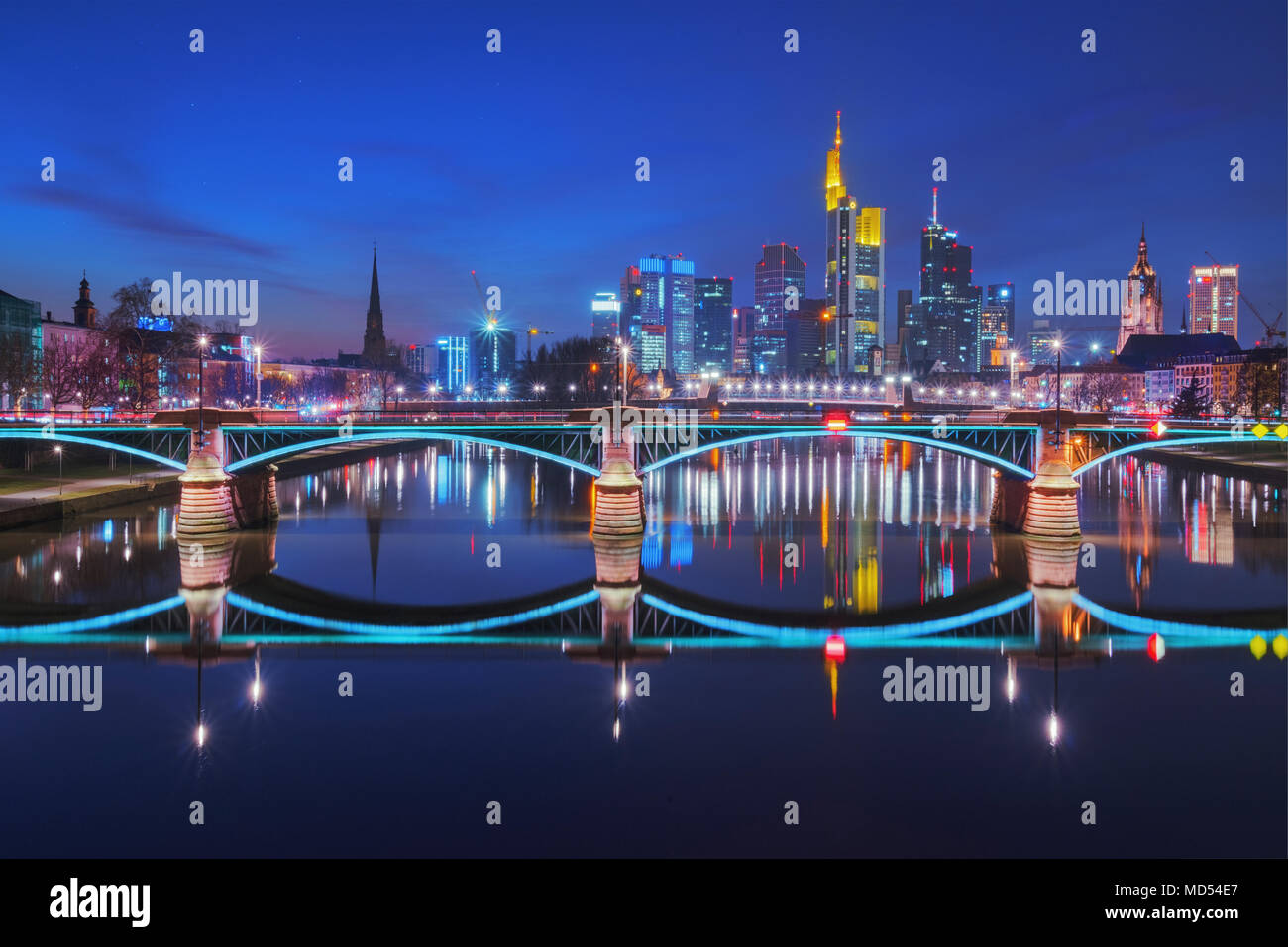 Skyline notturno, Francoforte Hesse, Germania Foto Stock