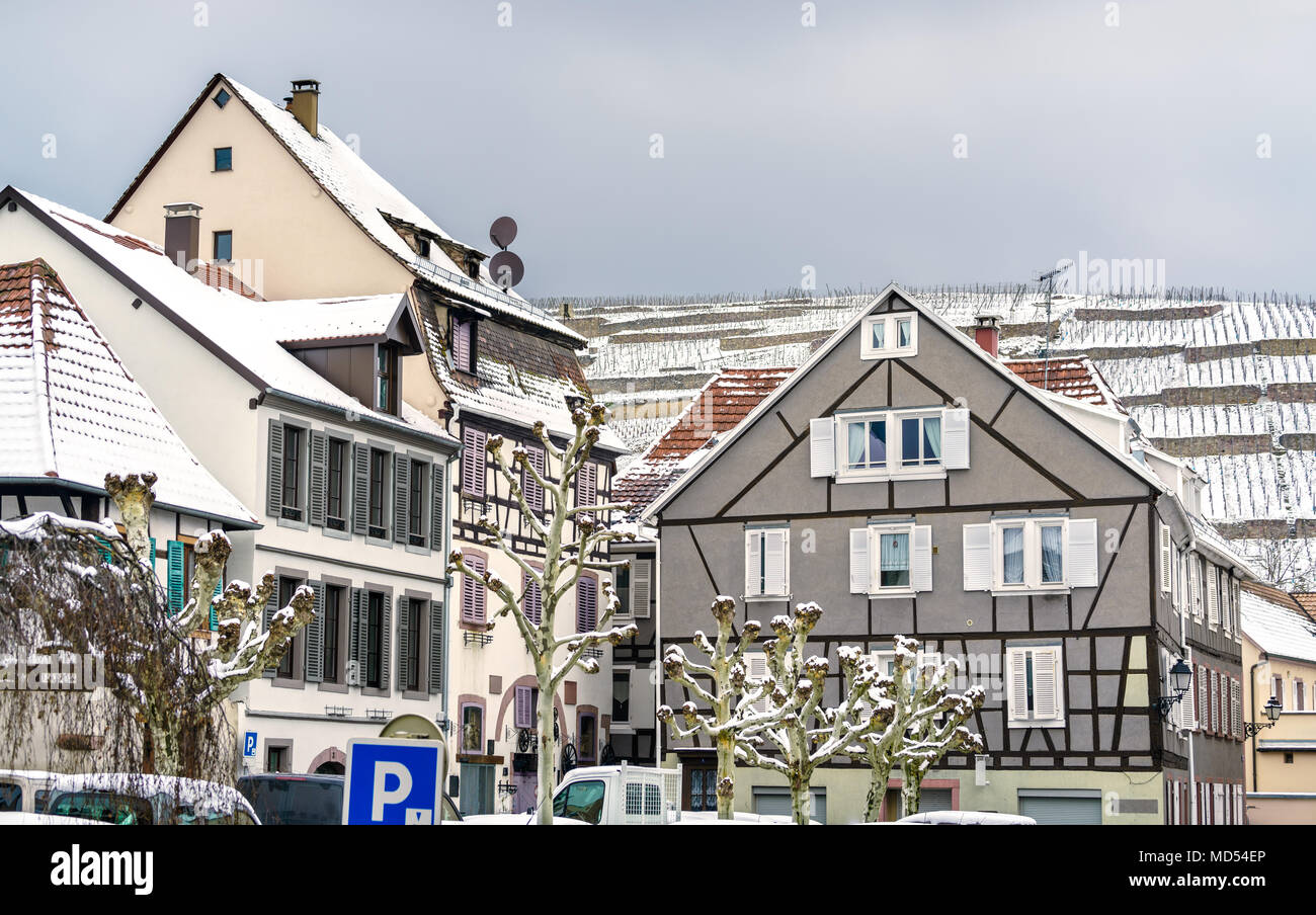 Case in Ribeauville, una cittadina ai piedi delle montagne Vosges. L'Alsazia, Francia Foto Stock