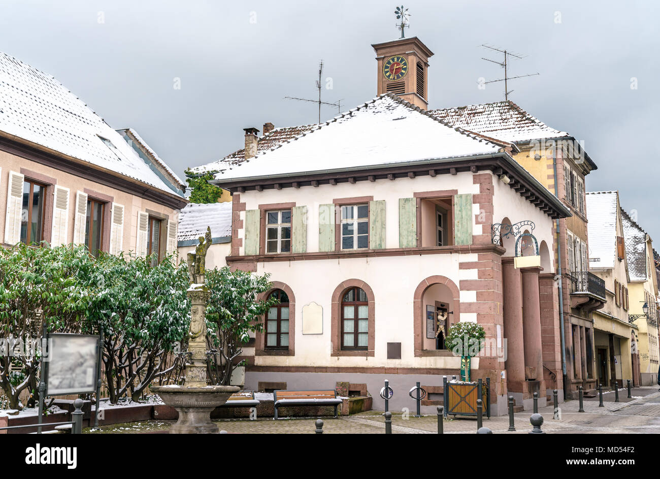 Case in Ribeauville, una cittadina ai piedi delle montagne Vosges. L'Alsazia, Francia Foto Stock