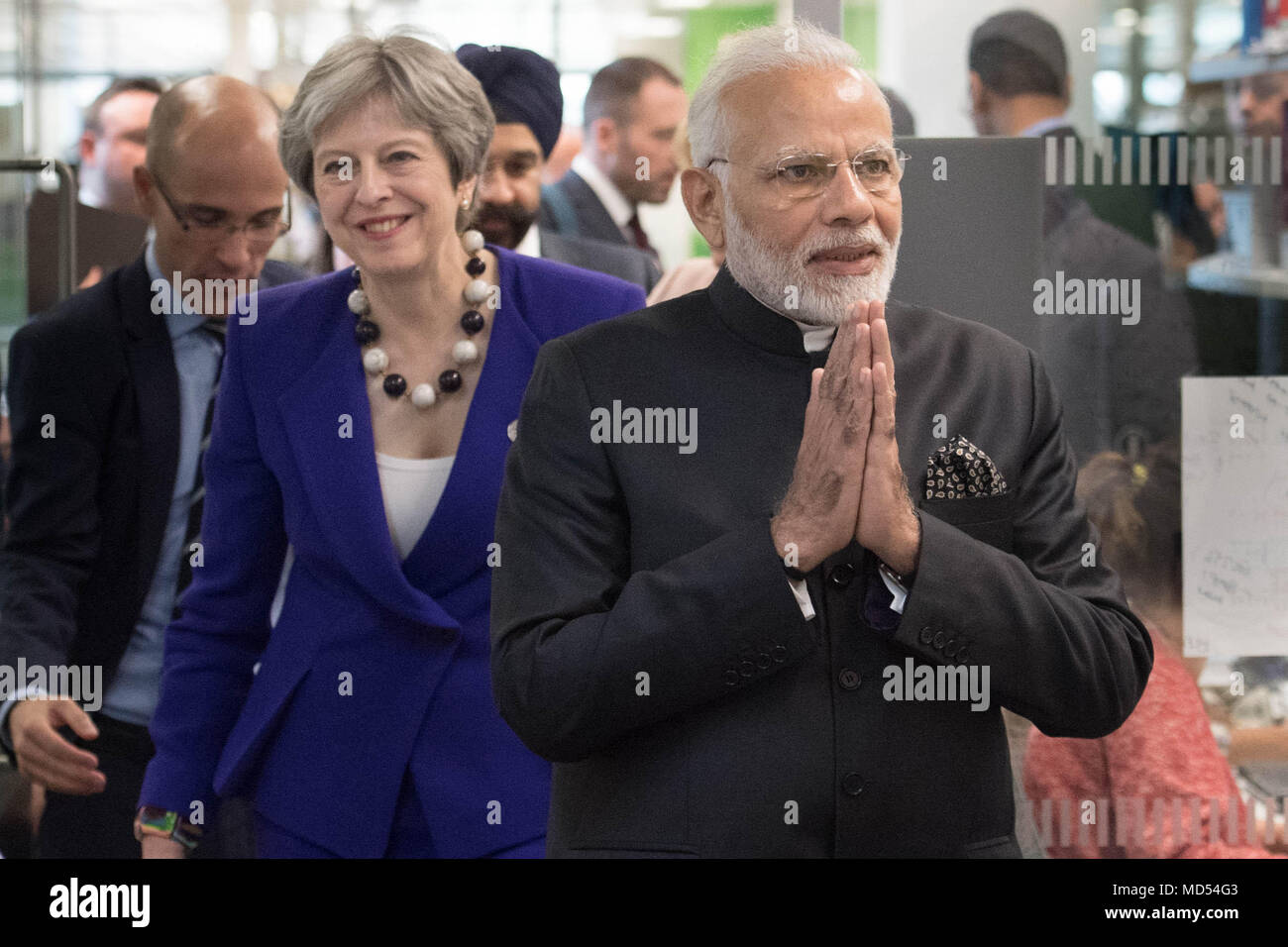 Il primo ministro Theresa Maggio e il Primo Ministro indiano Narendra Modi (destra), durante una visita a Francis Crick Institute di Londra per incontrare gli scienziati alla ricerca di cure per il rene ed il cancro del polmone, durante i capi di governo del Commonwealth riuniti. Foto Stock