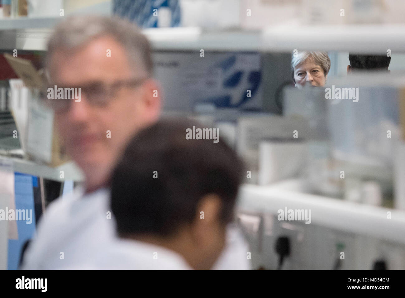 Il primo ministro Theresa Maggio e il Primo Ministro indiano Narendra Modi (non in foto), durante una visita a Francis Crick Institute di Londra per incontrare gli scienziati alla ricerca di cure per il rene ed il cancro del polmone, durante i capi di governo del Commonwealth riuniti. Foto Stock