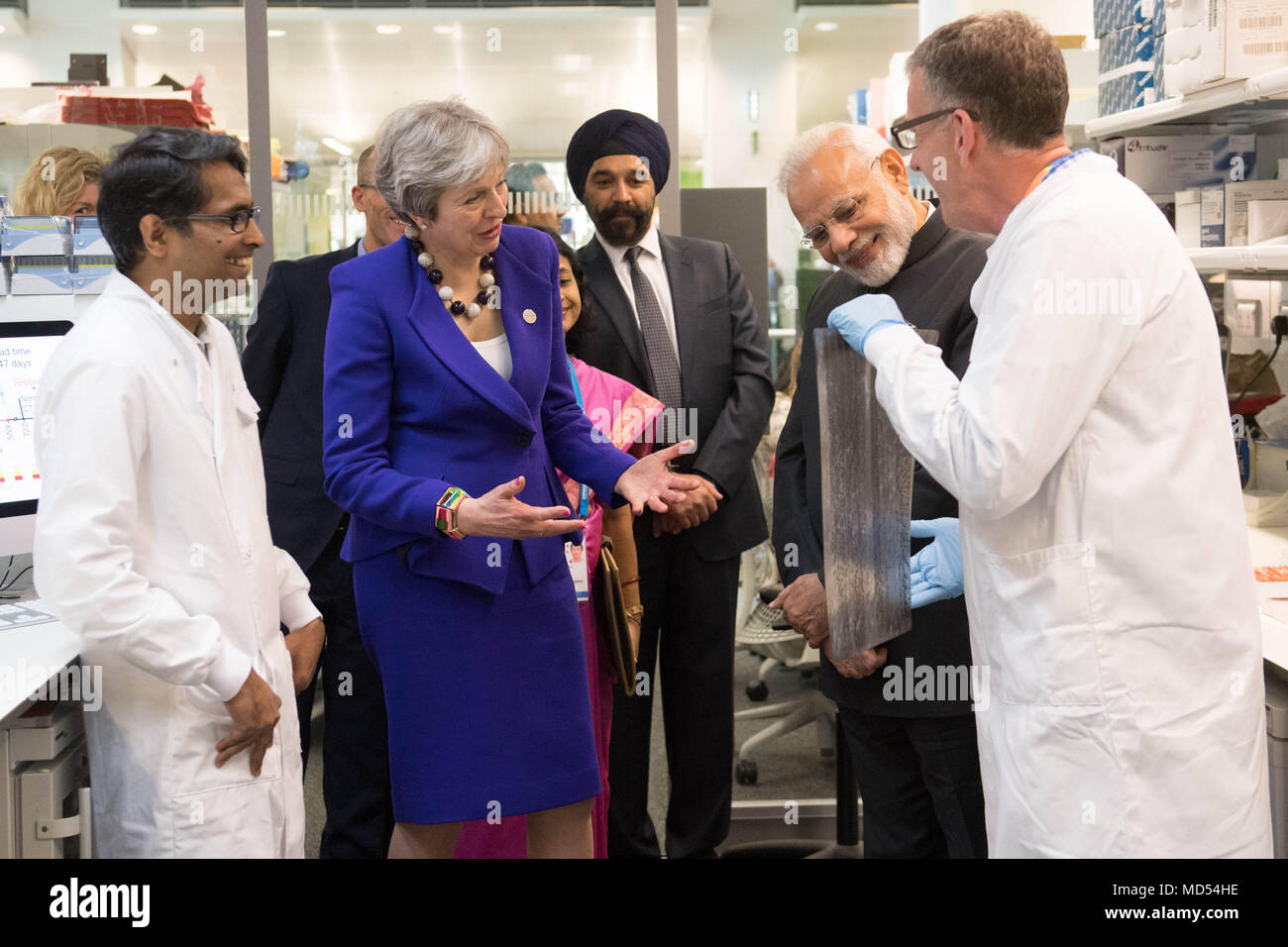 Il primo ministro Theresa Maggio e il Primo Ministro indiano Narendra Modi (seconda a destra), sono mostrati un gel durante una visita al Francis Crick Institute di Londra per incontrare gli scienziati alla ricerca di cure per il rene ed il cancro del polmone, durante i capi di governo del Commonwealth riuniti. Foto Stock