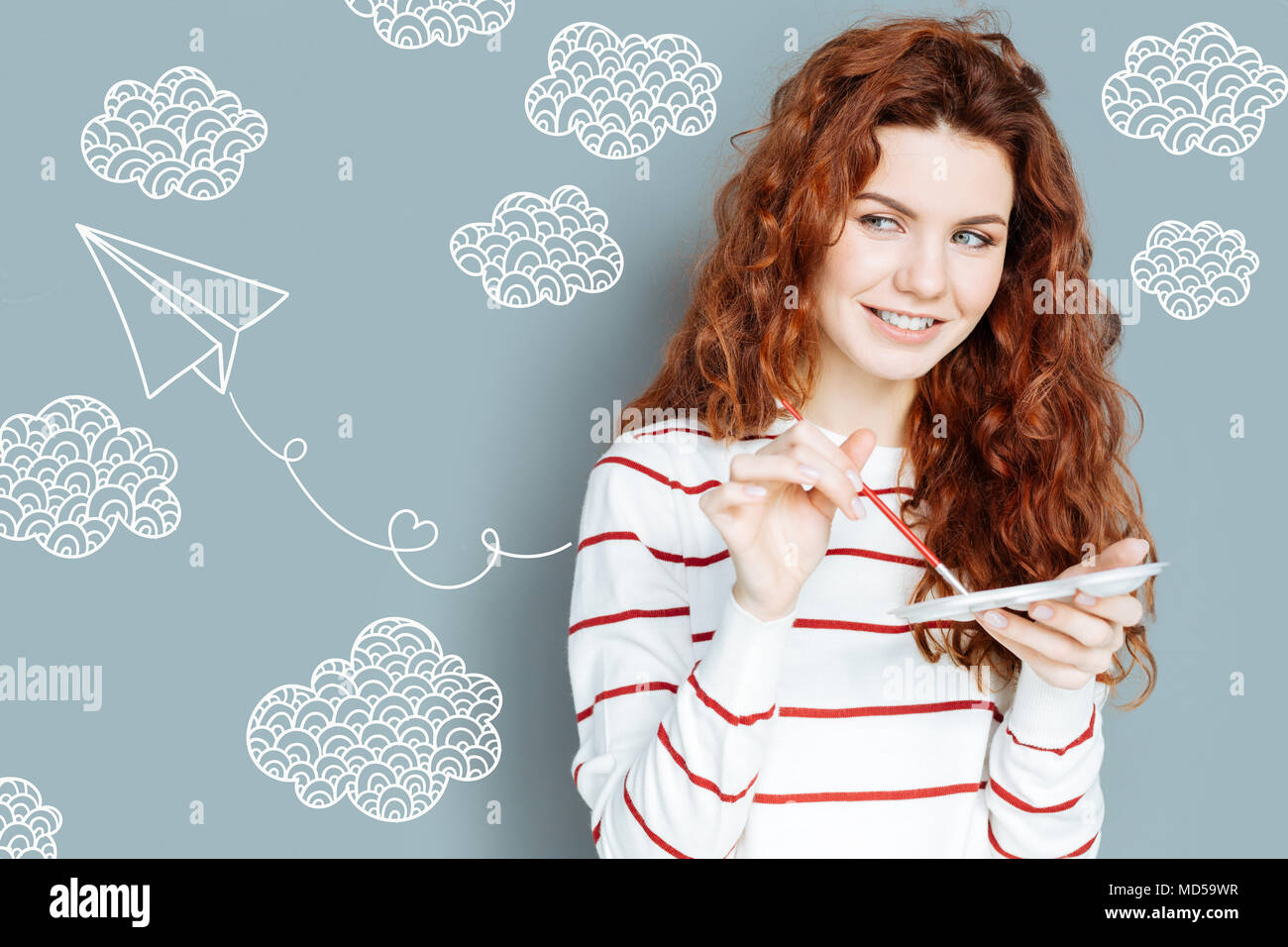 Allegro studente sorridere mentre disegno dopo le lezioni Foto Stock