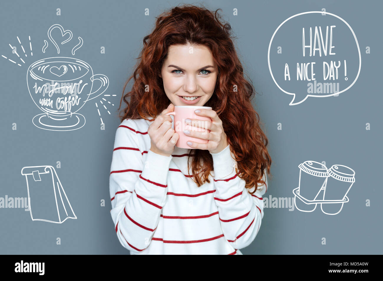 Allegro segretario cercando rilassato mentre si beve il caffè caldo Foto Stock
