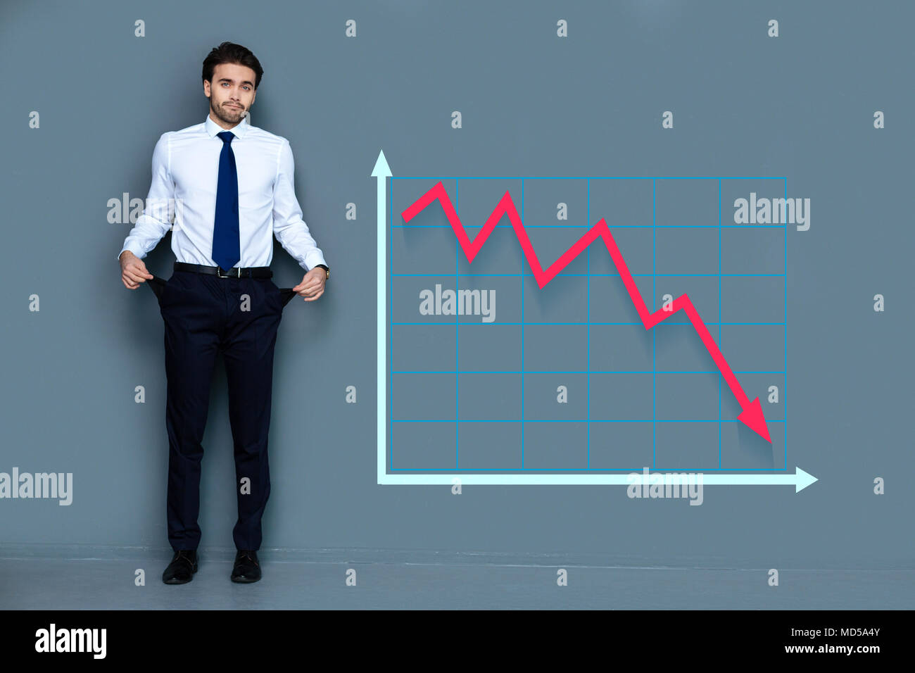 Giovani manager di perdere il suo posto di lavoro dopo un grande fallimento aziendale Foto Stock