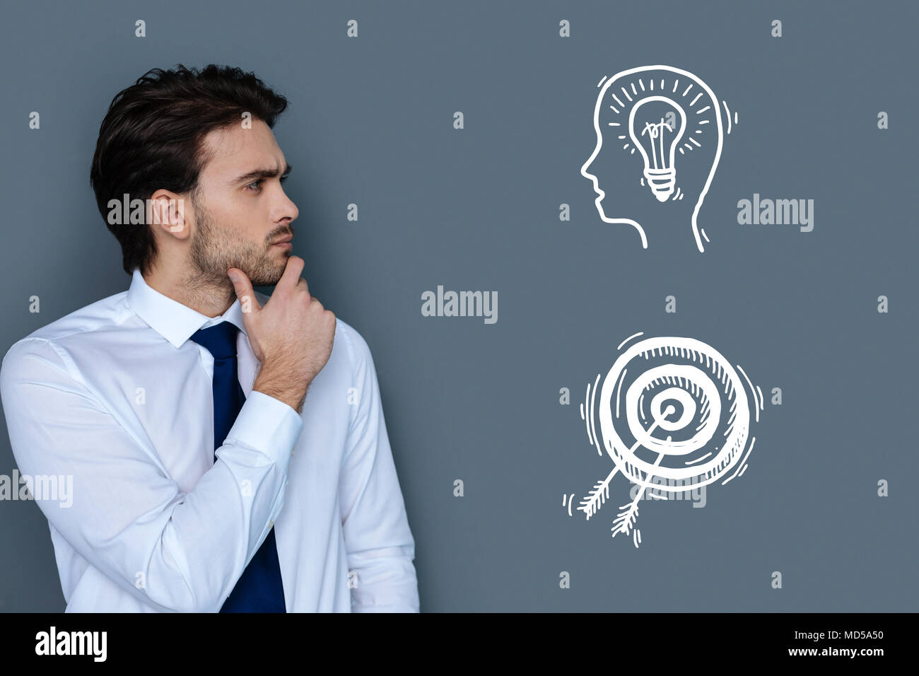 Giovane avvocato cercando concentrata mentre premurosamente toccando il suo mento Foto Stock