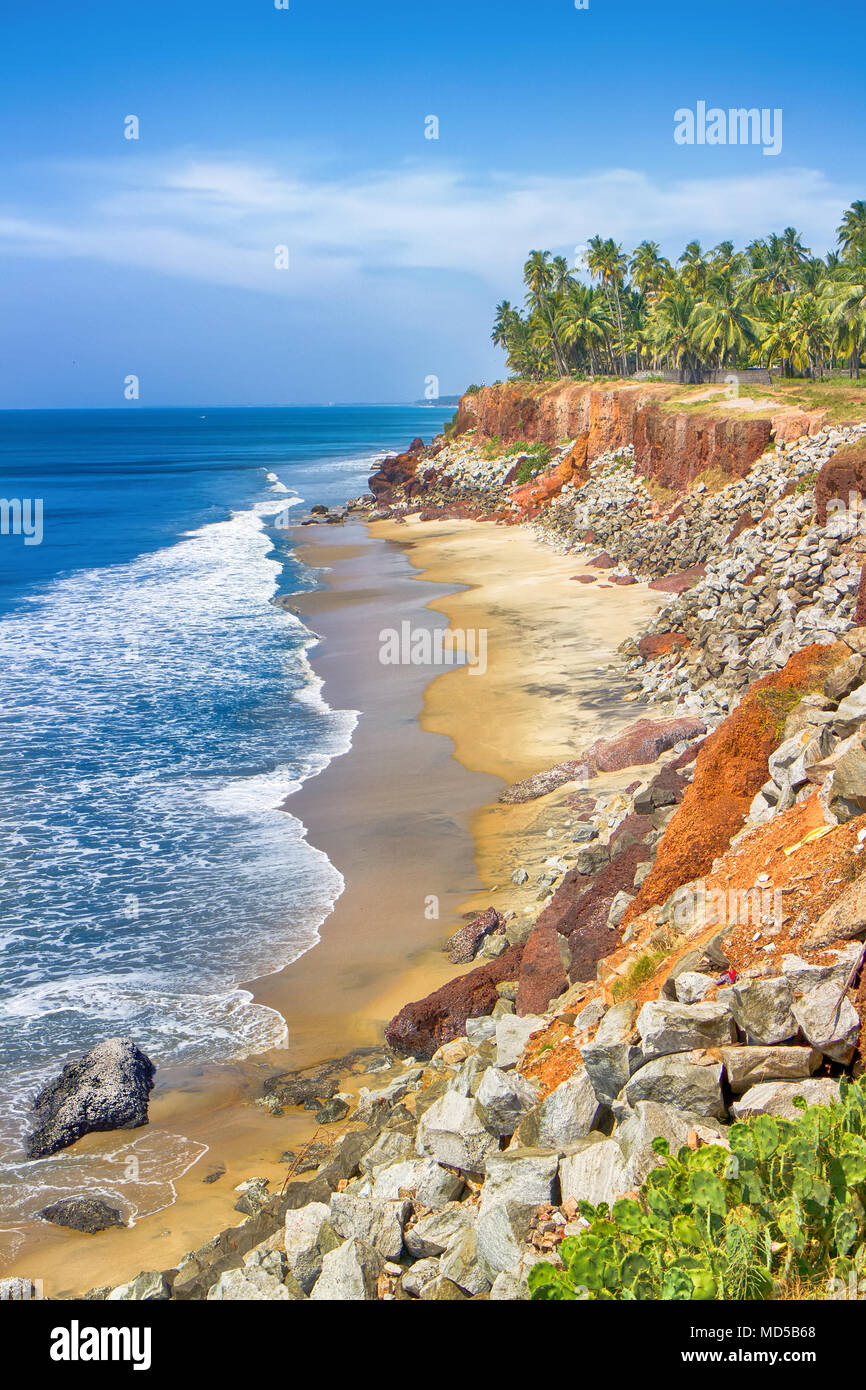 Mare arabico in Kerala. Pittoresche scogliere, spiagge e palmeti promette una vacanza indimenticabile. Costa di Malabar Foto Stock