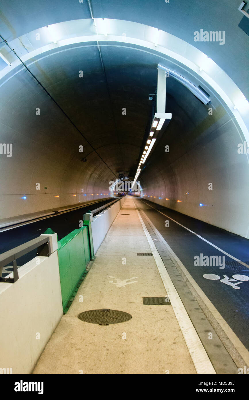 Tunnel di passaggio sotterraneo. I percorsi per i pedoni e i ciclisti, illuminazione, sistema di ventilazione Foto Stock