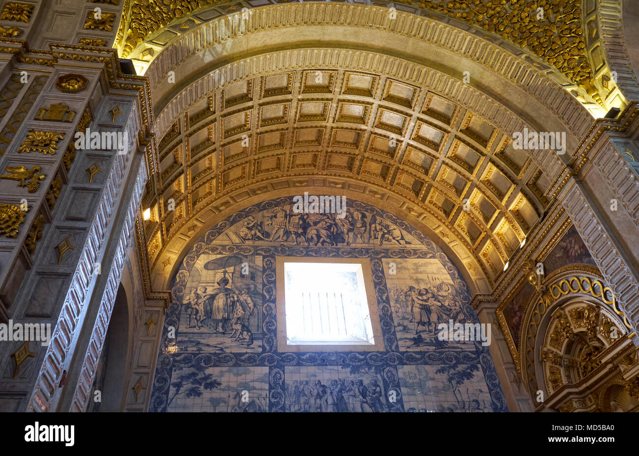 NAZARE, Portogallo - 26 giugno 2016: un interno della chiesa di Nossa Senhora da Nazare con azulejos realizzato dalla ceramista olandese Willem van der Kloet ho Foto Stock