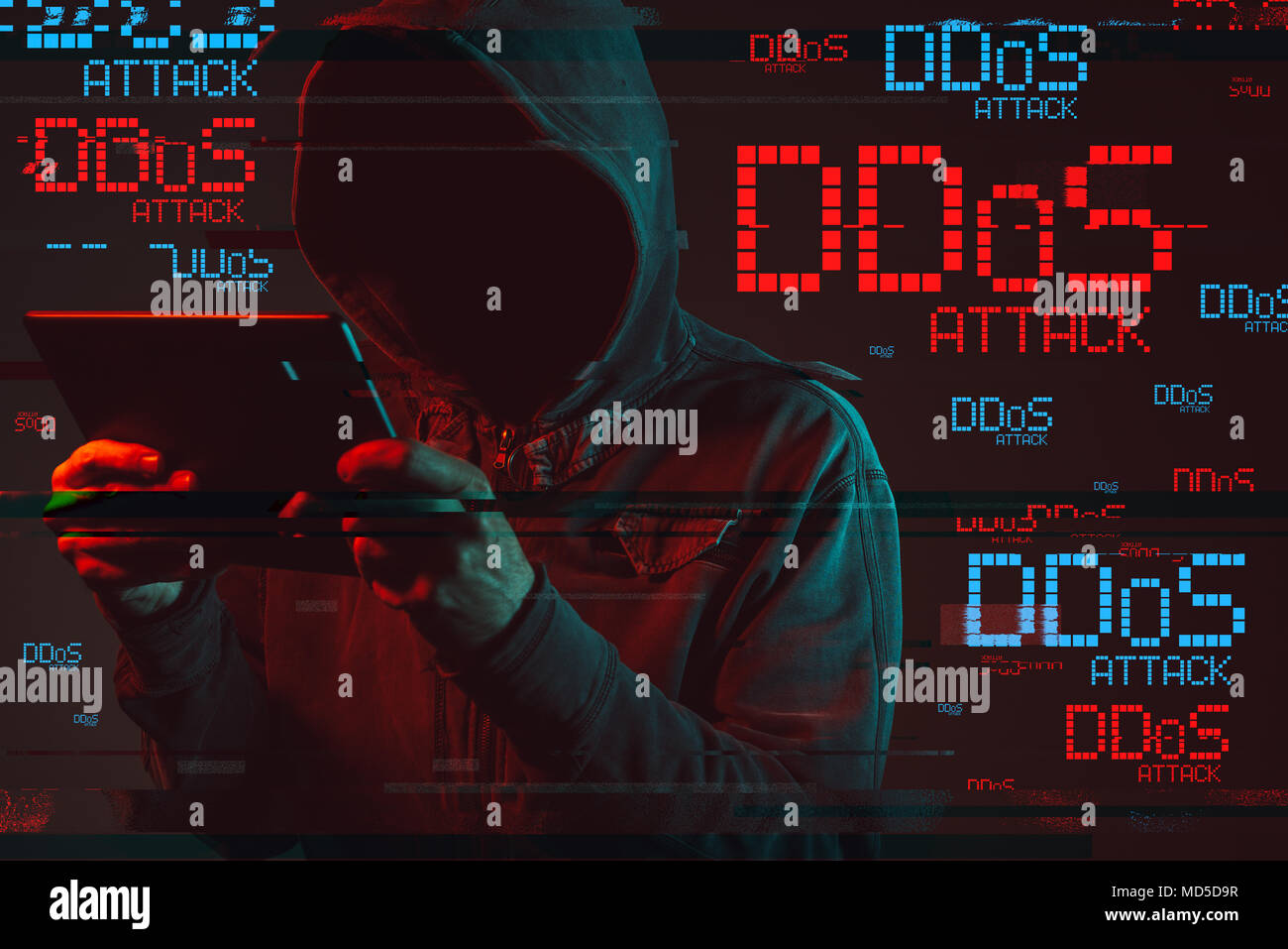 Distributed denial of service o un attacco DDoS concetto con volto incappucciato persona maschio utilizzando computer tablet, basso il tasto rosso e blu immagine illuminata e digita Foto Stock