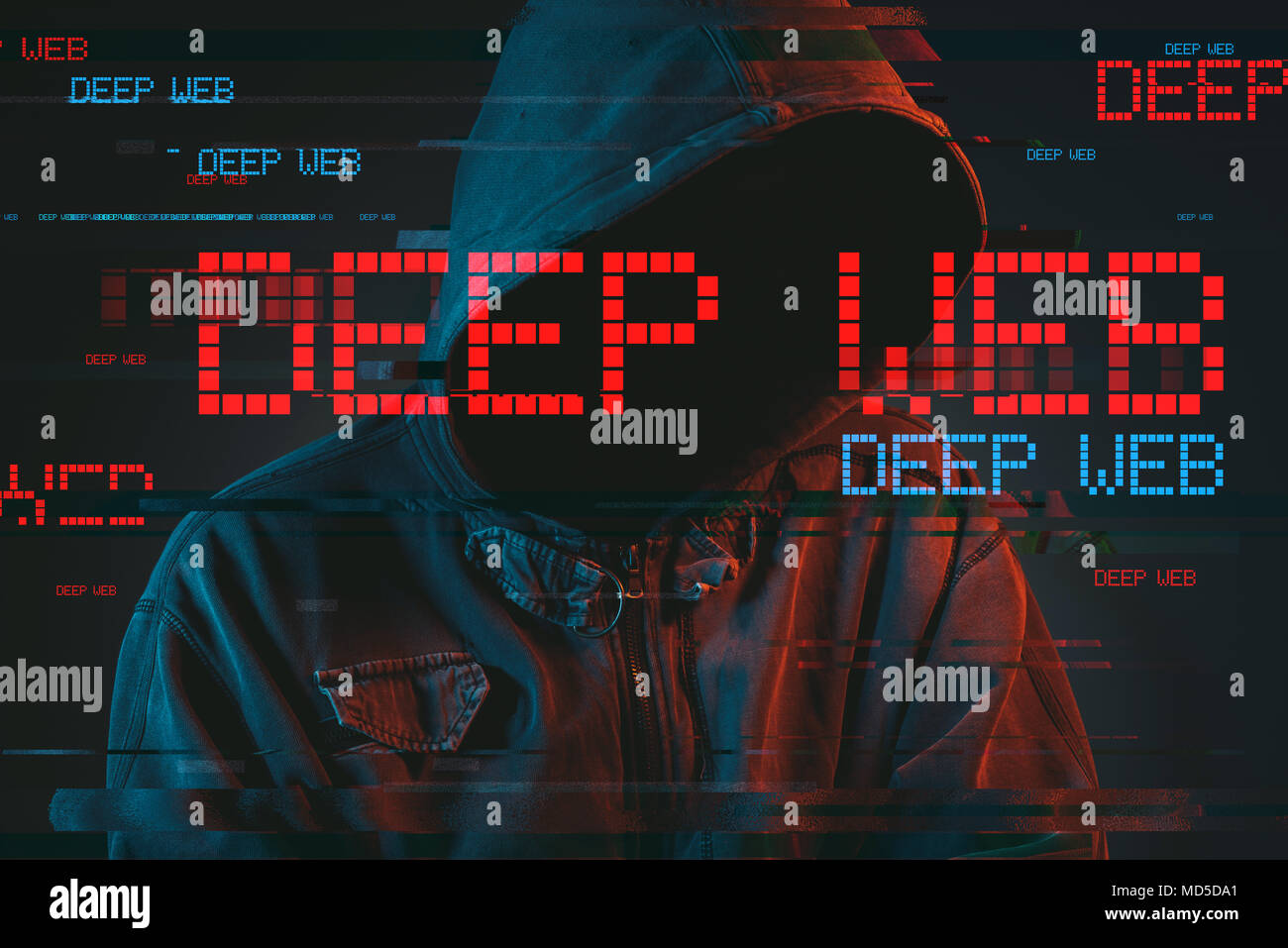 Profondo hacking web concetto con volto incappucciato persona maschile, chiave di basso di rosso e di blu accesa e immagine digitale effetti spuri Foto Stock