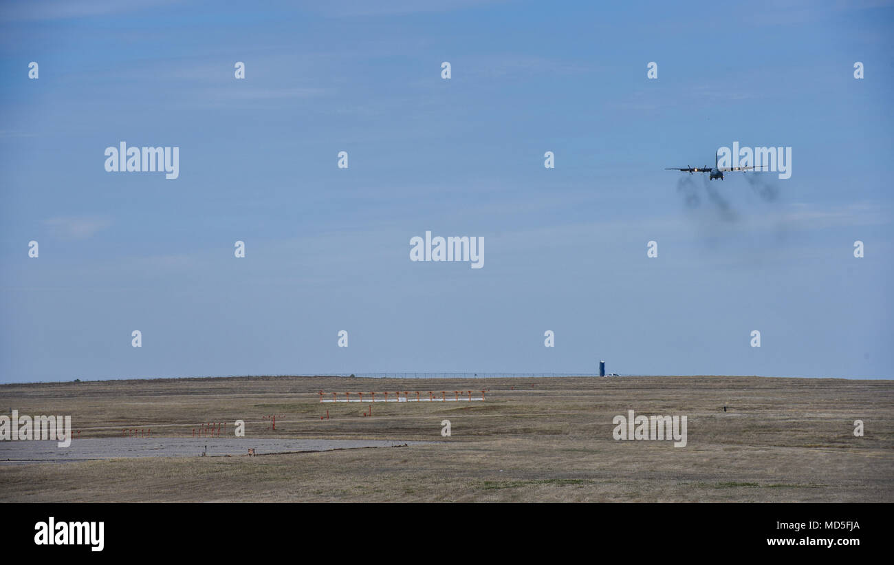 Un Lockheed MC-130P combattere ombra si prepara a terra a Sheppard Air Force Base in Texas, 21 marzo 2018. Questo particolare MC-130 verrà utilizzato per scopi di formazione dall'ottantaduesima ala formazione, specificamente il 362 e 363 squadroni di formazione per il personale di scorta treno chiefs e armamento tecnici, rispettivamente. (U.S. Air Force foto di Airman 1. Classe Pedro Tenorio) Foto Stock