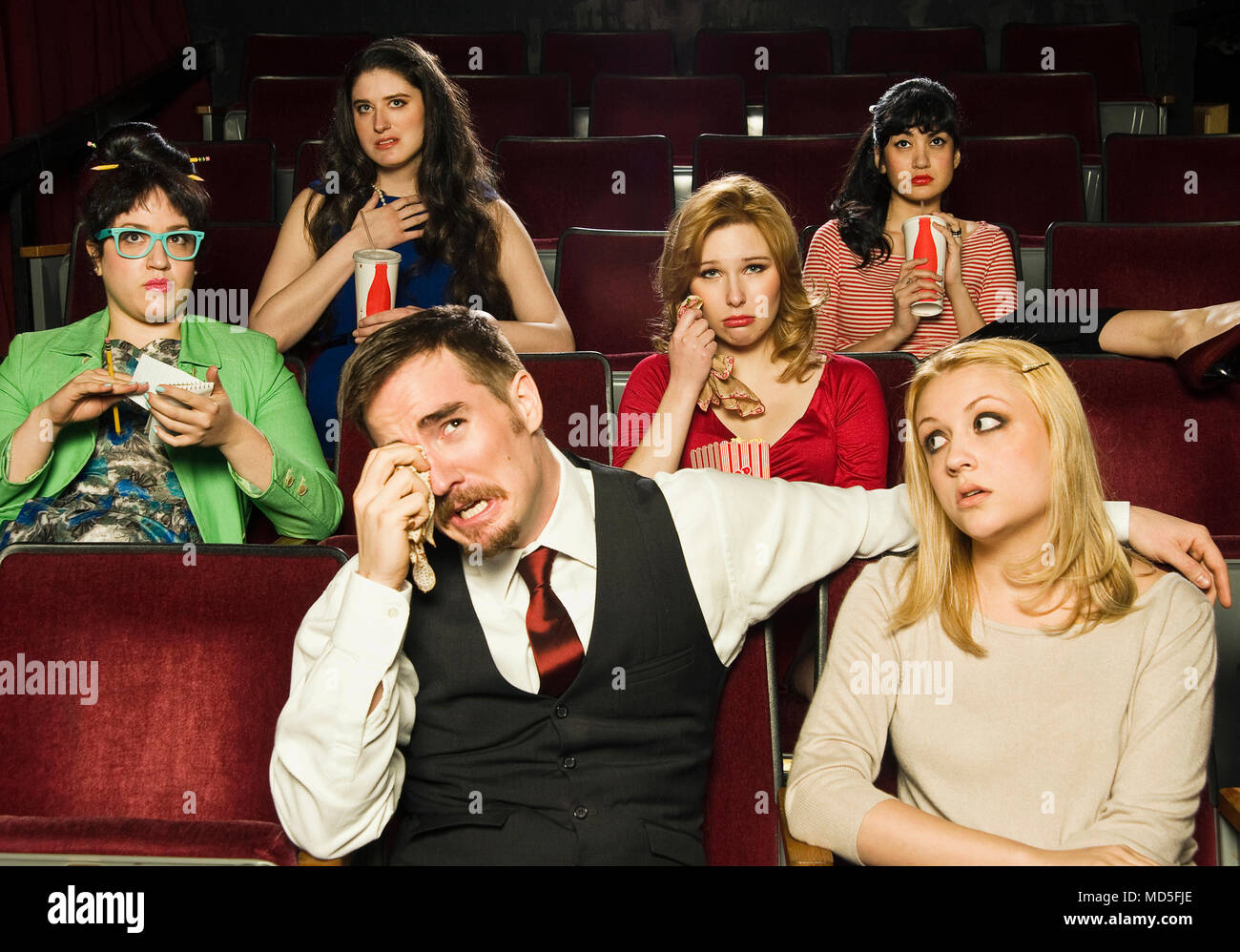 Un gruppo di persone a reagire a un film in un cinema. Foto Stock