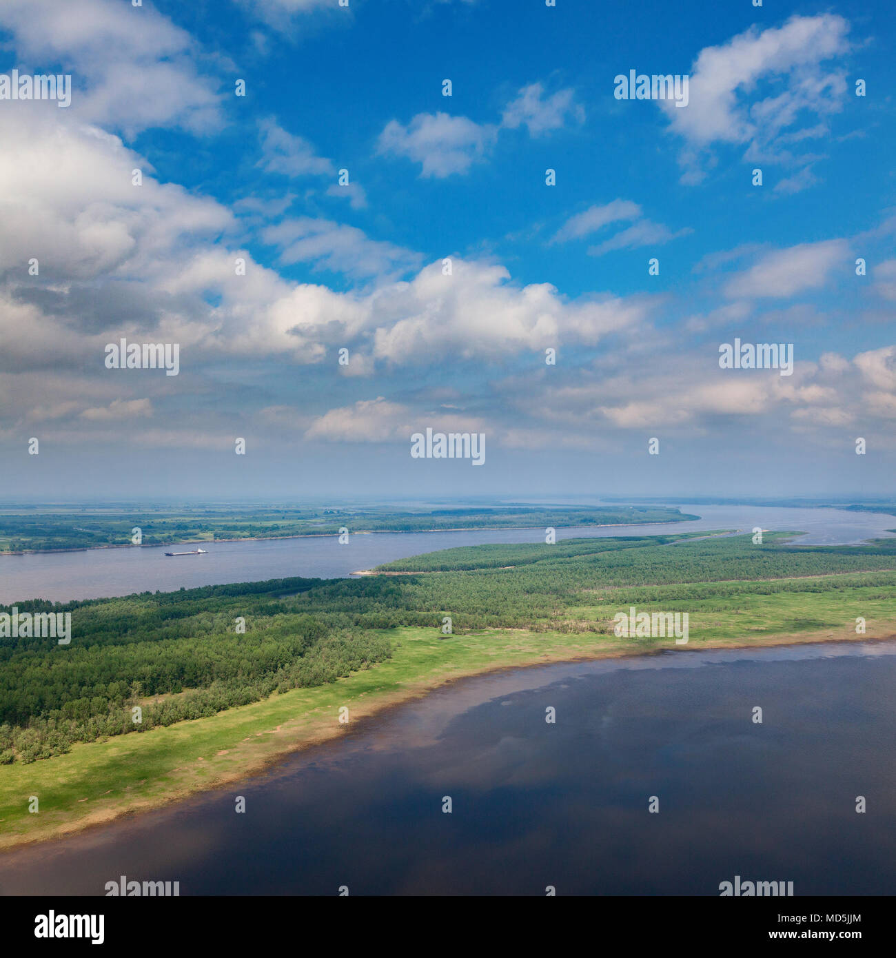 Paesaggio con fiume e grandi nuvole Foto Stock