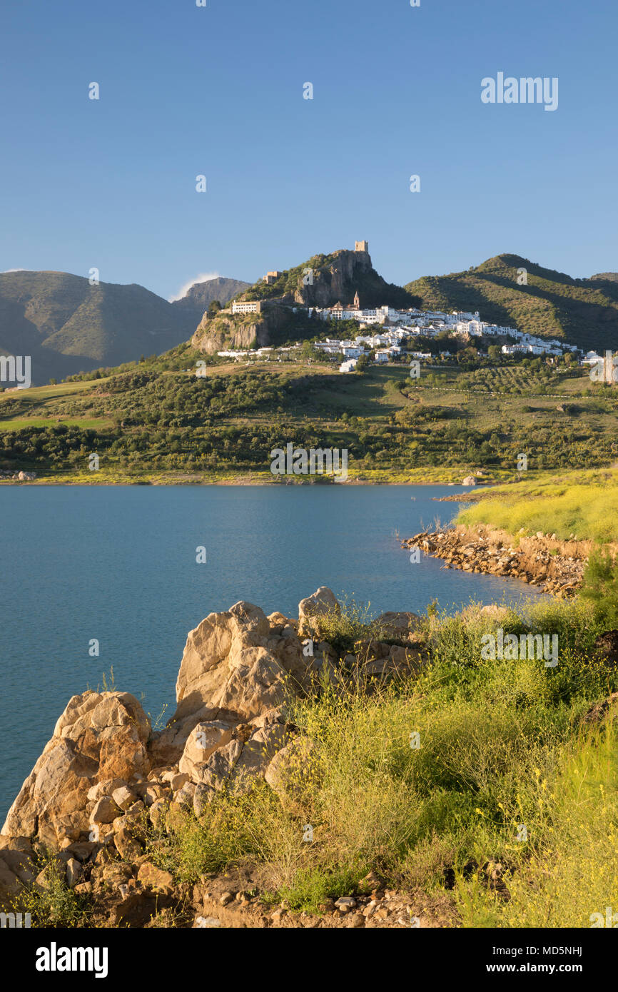 Castello moresco sopra il villaggio bianco e il serbatoio in primavera, Zahara de la Sierra, Sierra de Grazalema parco naturale, Andalusia, Spagna, Europa Foto Stock