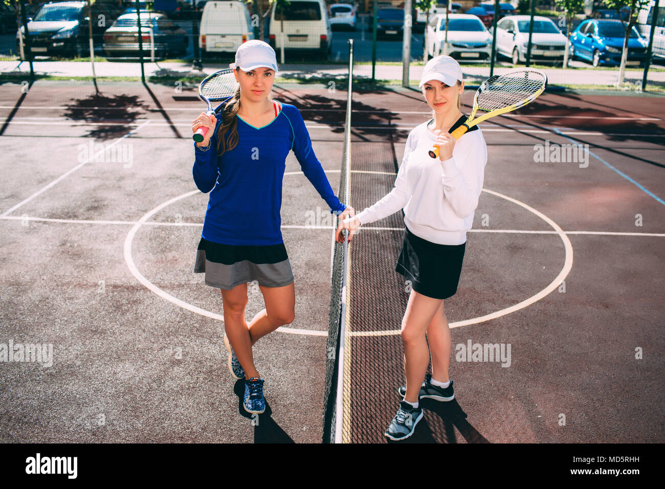 Inizio del gioco del tennis, due ragazze i giocatori di tennis Foto Stock