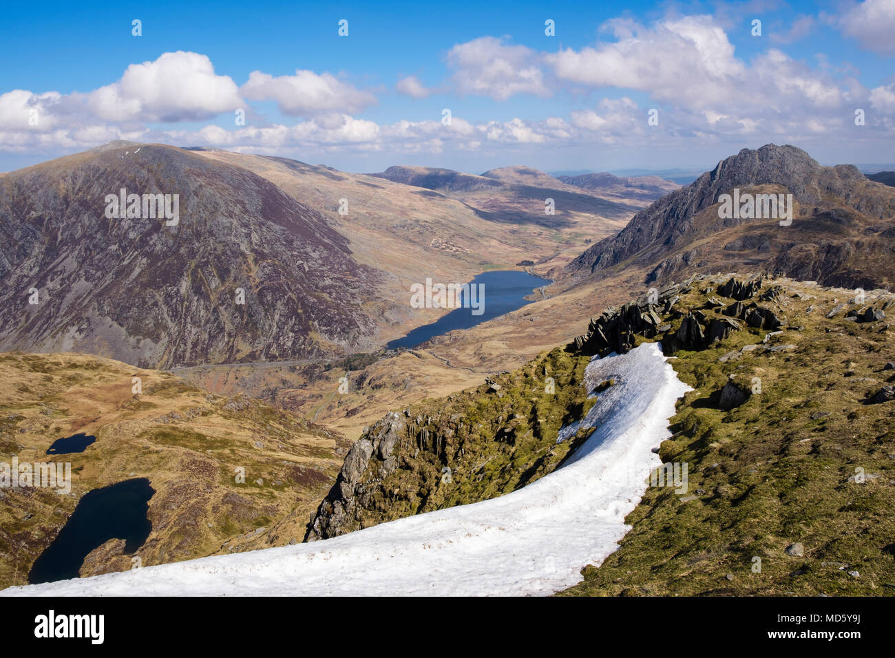 Scenic panorama visto da Y Garn cresta sopra la valle Ogwen nelle montagne del Parco Nazionale di Snowdonia in primavera. Ogwen, il Galles del Nord, Regno Unito, Gran Bretagna Foto Stock