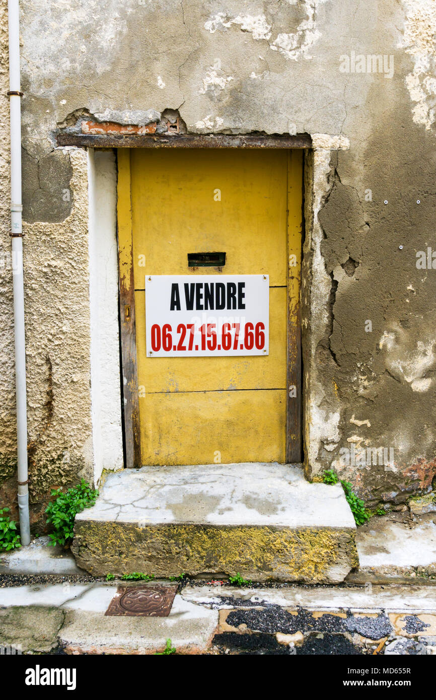 Un A Vendre o in vendita segno su una casa in un piccolo villaggio francese nel Languedoc. Foto Stock
