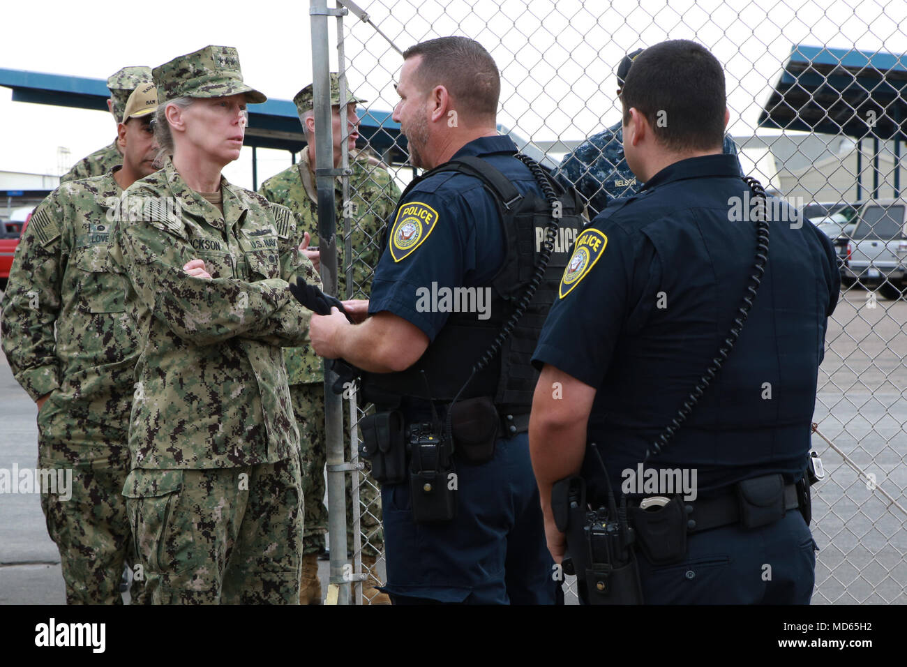 180322-N-RP435-006 SAN DIEGO (Mar. 22, 2018) - militare ufficiale di polizia Thomas Contant (centro) è comandante di briefing, installazioni della marina militare di comando (CNIC) Vice Adm. Maria Jackson (sinistra) prima di entrare il cancello al molo di otto sulla base navale di San Diego. Navy Security Officer, Master in armi civili e funzionari di polizia militare di gestire e fornire la sicurezza di tutta l'installazione da peir sentinella di pattuglie di veicolo e più. Jackson è touring impianti nella zona sud-ovest di valutare e fornire feedback su come le basi è in grado di servire meglio il warfighter e la flotta. Le installazioni di marina ar Foto Stock