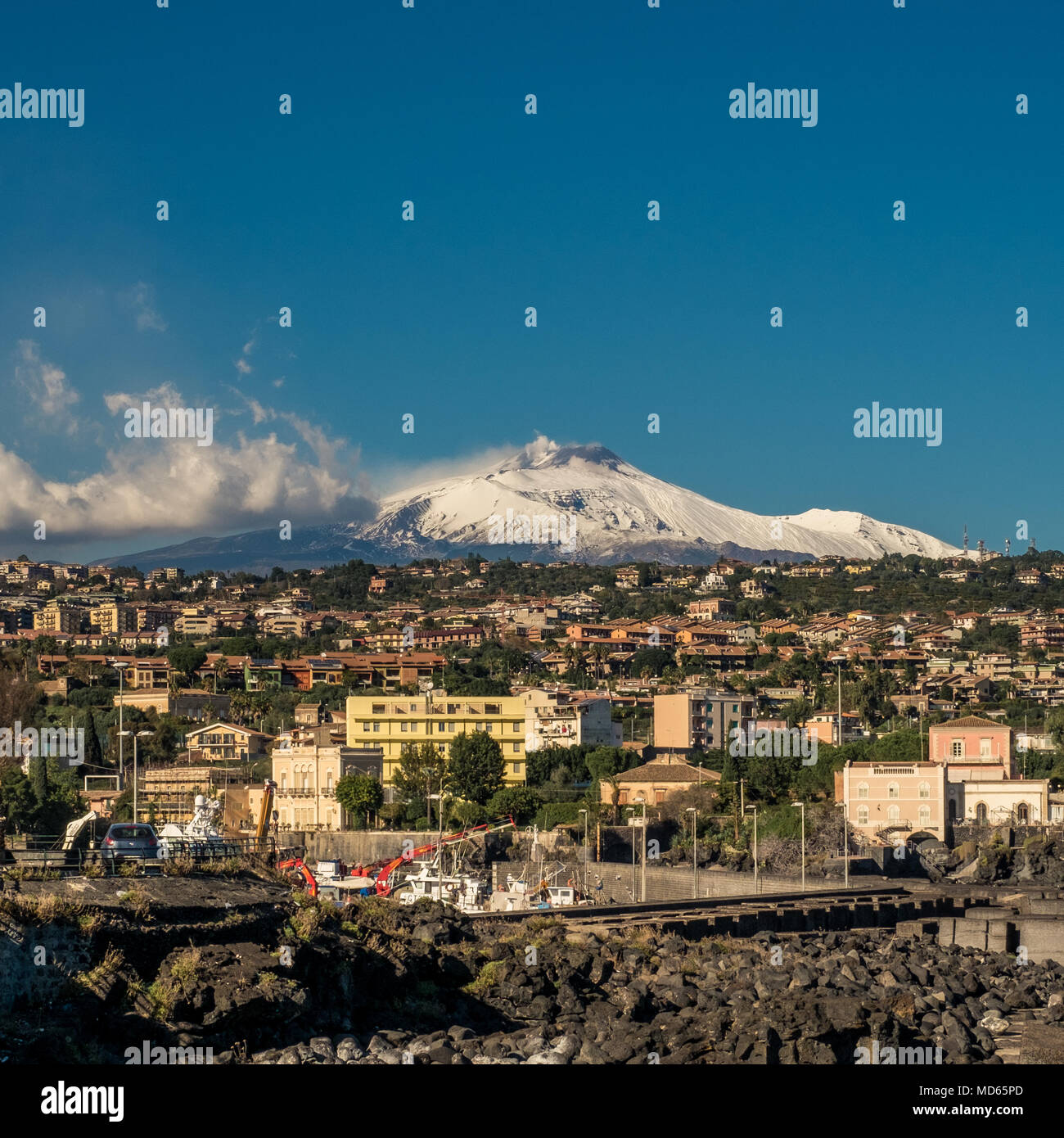 12-28-2016. Catania, Sicilia, Italia. Il vulcano Etna visto da Ognina. Foto Stock