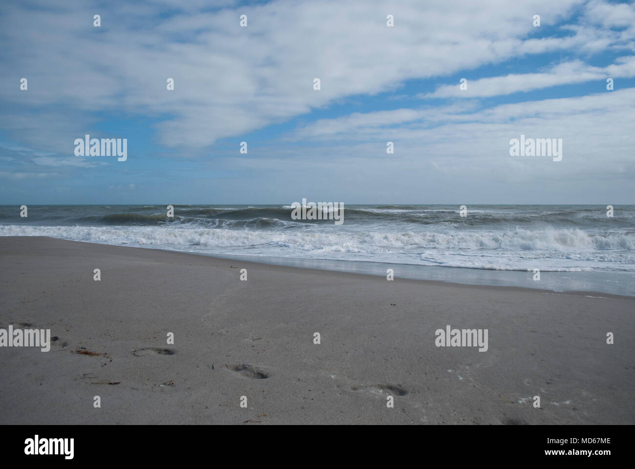 Le onde del mare. Spiaggia di sabbia. Passi sulla sabbia in spiaggia. Gli sfondi. Wallpaper Foto Stock