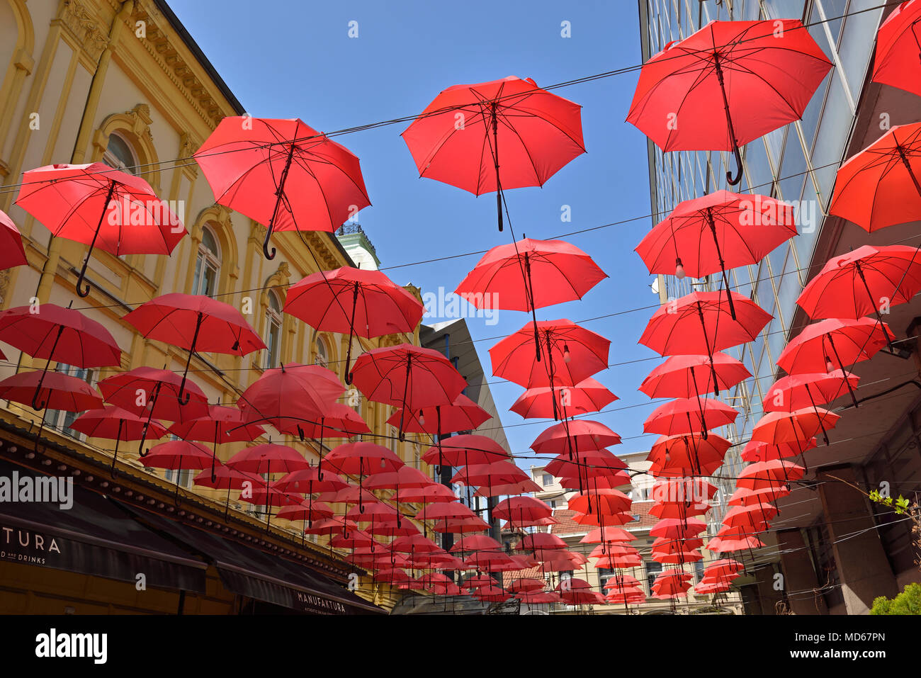 Red Umbellas fuori del ristorante Manufaktura, Belgrado, Serbia Foto Stock