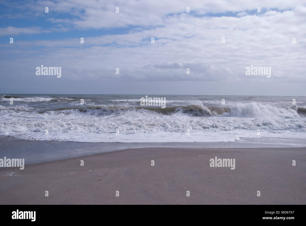 Le onde del mare. Spiaggia di sabbia. Passi sulla sabbia in spiaggia. Gli sfondi. Wallpaper Foto Stock