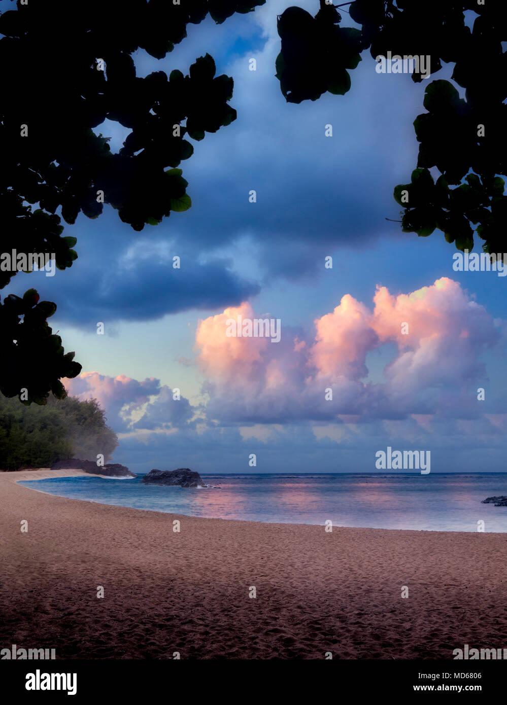Tramonto sulla Spiaggia Lumahai. Kauai, Hawaii Foto Stock