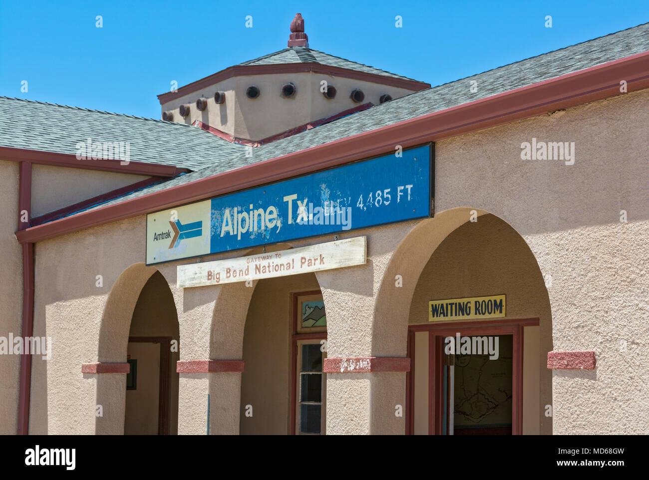 Texas, Contea di Brewster, Alpine, Amtrak railroad station commissionato nel 1946, la Missione spagnola in stile Revival Foto Stock